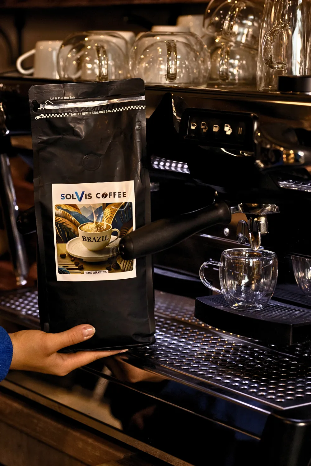 Torba kawy Solvis Coffee Brazil przy ekspresie w kawiarni